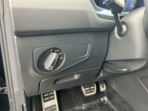 Used 2023 Volkswagen Tiguan SE R-Line image 21