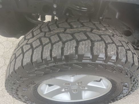 Used 2025 Jeep Gladiator Sport image 12