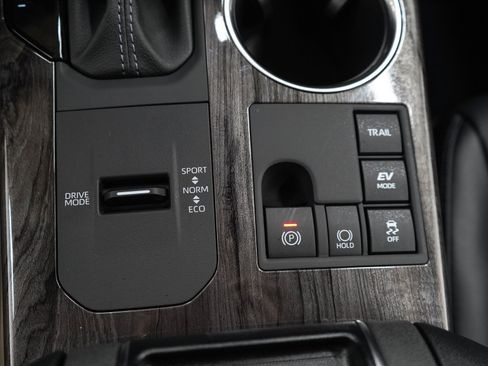 Used 2025 Toyota Highlander Limited AWD/4WD image 24