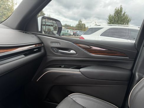Used 2024 Cadillac Escalade Premium Luxury AWD/4WD image 7