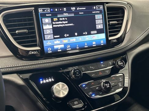 New 2027 Chrysler Pacifica Select AWD/4WD image 19