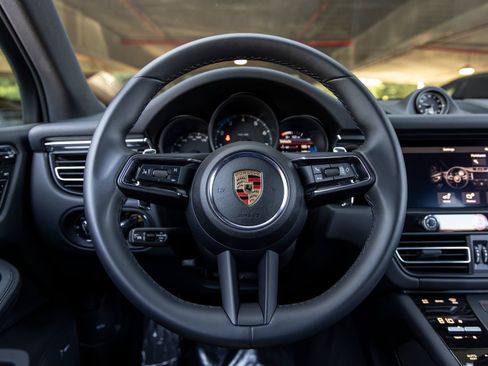 Certified 2025 Porsche Macan AWD/4WD image 29