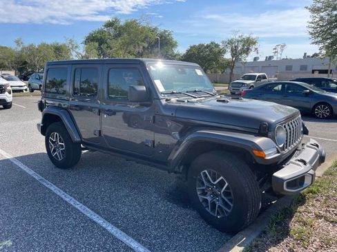 Used 2025 Jeep Wrangler Unlimited Sahara AWD/4WD image 8