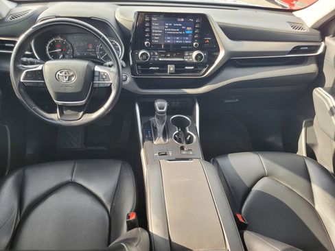 Used 2022 Toyota Highlander XLE image 18