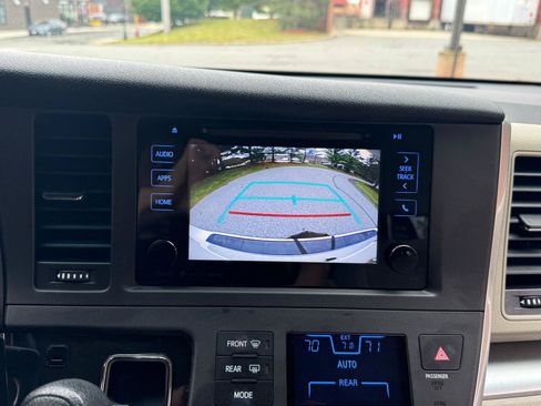 Used 2017 Toyota Sienna LE FWD image 19