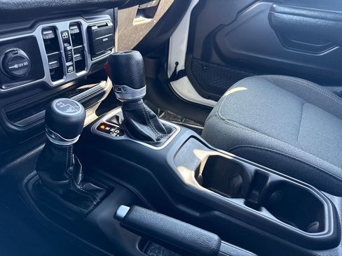 Used 2025 Jeep Gladiator Sport AWD/4WD image 21