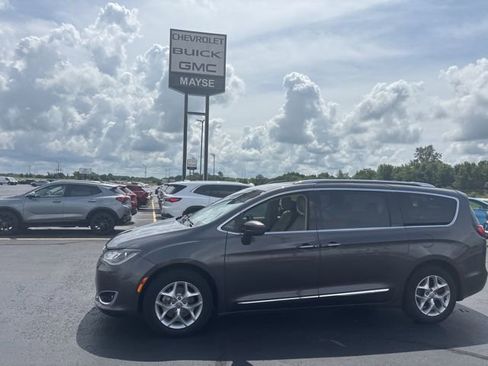Used 2017 Chrysler Pacifica Touring-L Plus w/ Tire & Wheel Group FWD image 2