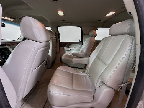 Used 2007 GMC Yukon XL SLT w/ SLT Preferred Equipment Group RWD image 17