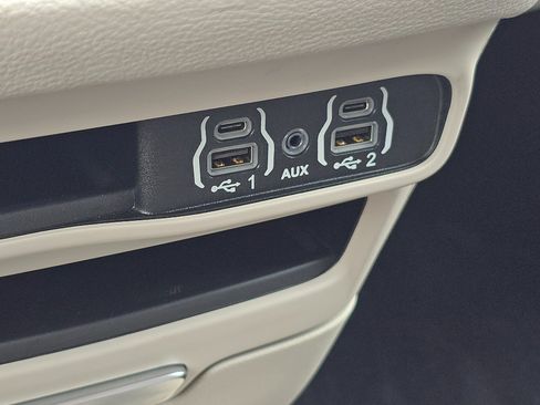 Used 2023 Chrysler Pacifica Touring-L AWD/4WD image 33