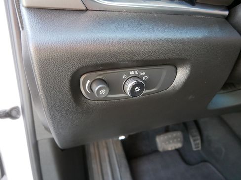 Used 2023 Chevrolet Traverse LT AWD/4WD image 23