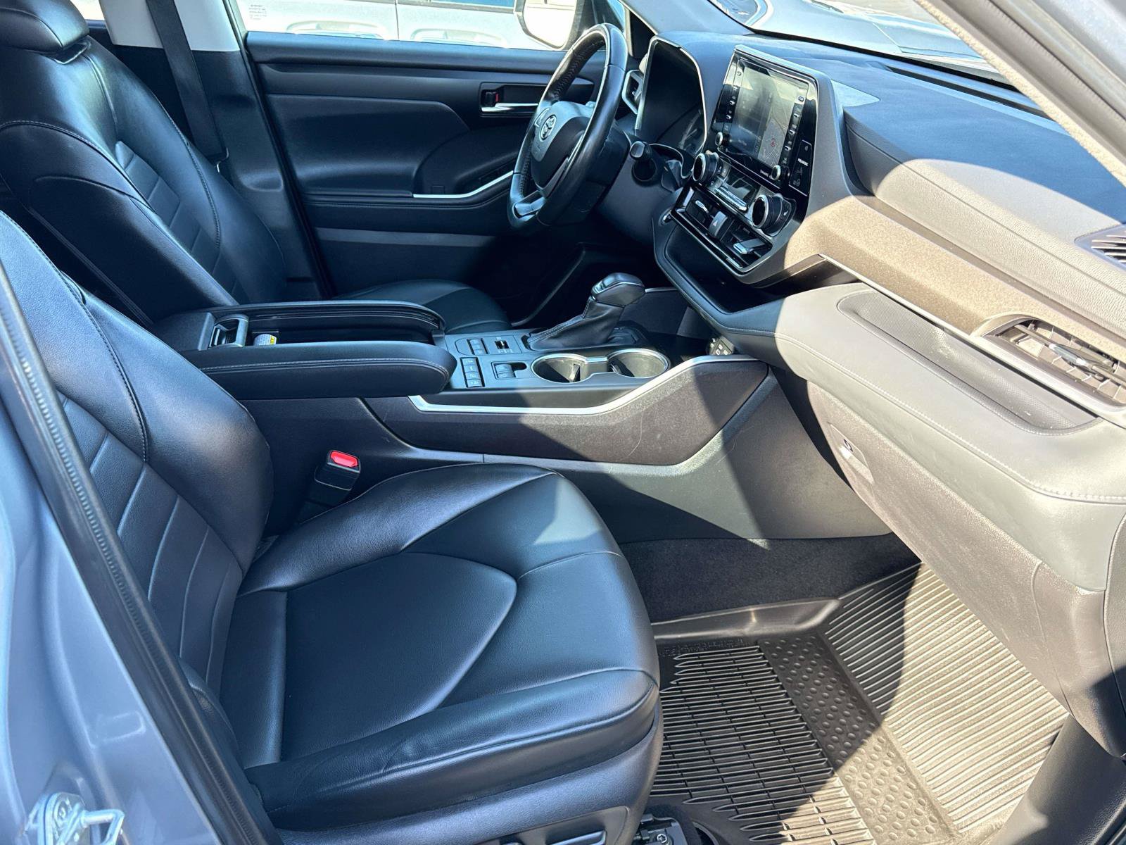 Used 2022 Toyota Highlander XLE AWD/4WD image 25