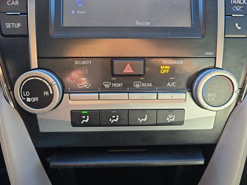 Used 2014 Toyota Camry L image 22