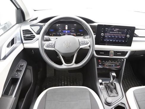 Used 2025 Volkswagen Taos SE image 17