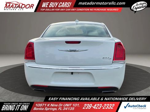 Used 2017 Chrysler 300 C RWD image 6