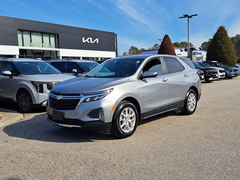 Used 2024 Chevrolet Equinox LT image 2
