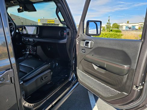 Used 2024 Jeep Gladiator Rubicon w/ Technology Group AWD/4WD image 39