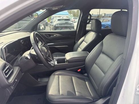 Used 2025 Chevrolet Traverse LT image 11