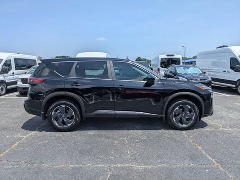 Used 2024 Nissan Rogue SV FWD image 3