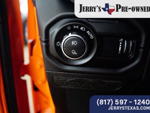 Used 2025 Jeep Gladiator Rubicon w/ Convenience Group AWD/4WD image 15