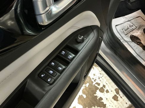 Used 2022 Jeep Compass Limited image 15