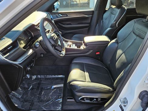 Used 2023 Jeep Grand Cherokee Overland w/ Luxury Tech Group IV image 17