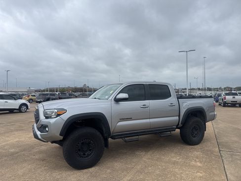 Used 2020 Toyota Tacoma TRD Off-Road image 9