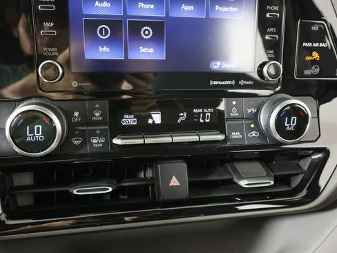 Used 2020 Toyota Highlander LE AWD/4WD image 38