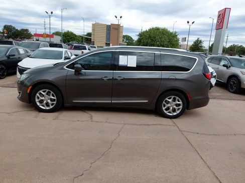 Used 2019 Chrysler Pacifica Touring-L Plus FWD image 7