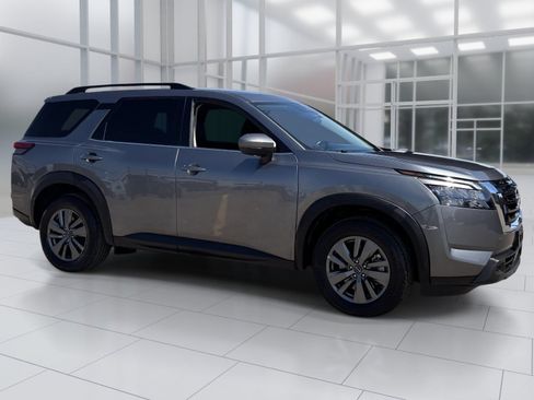 Used 2025 Nissan Pathfinder SV FWD image 8
