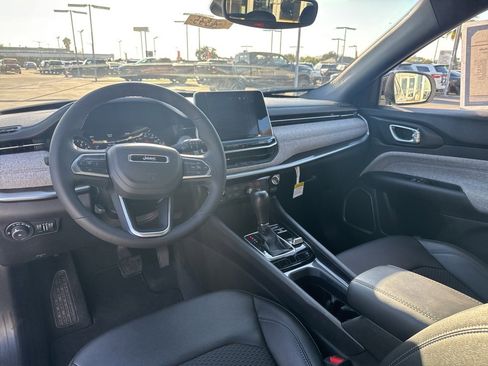 Certified 2025 Jeep Compass Latitude image 16