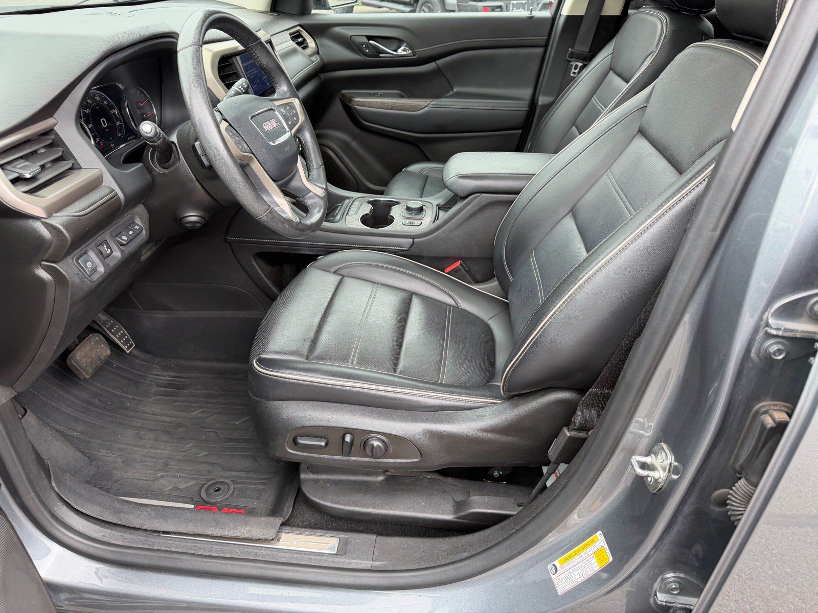 Used 2022 GMC Acadia Denali w/ Denali Ultimate Package AWD/4WD image 10