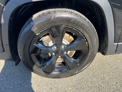 Used 2019 Jeep Cherokee Latitude Plus FWD image 9