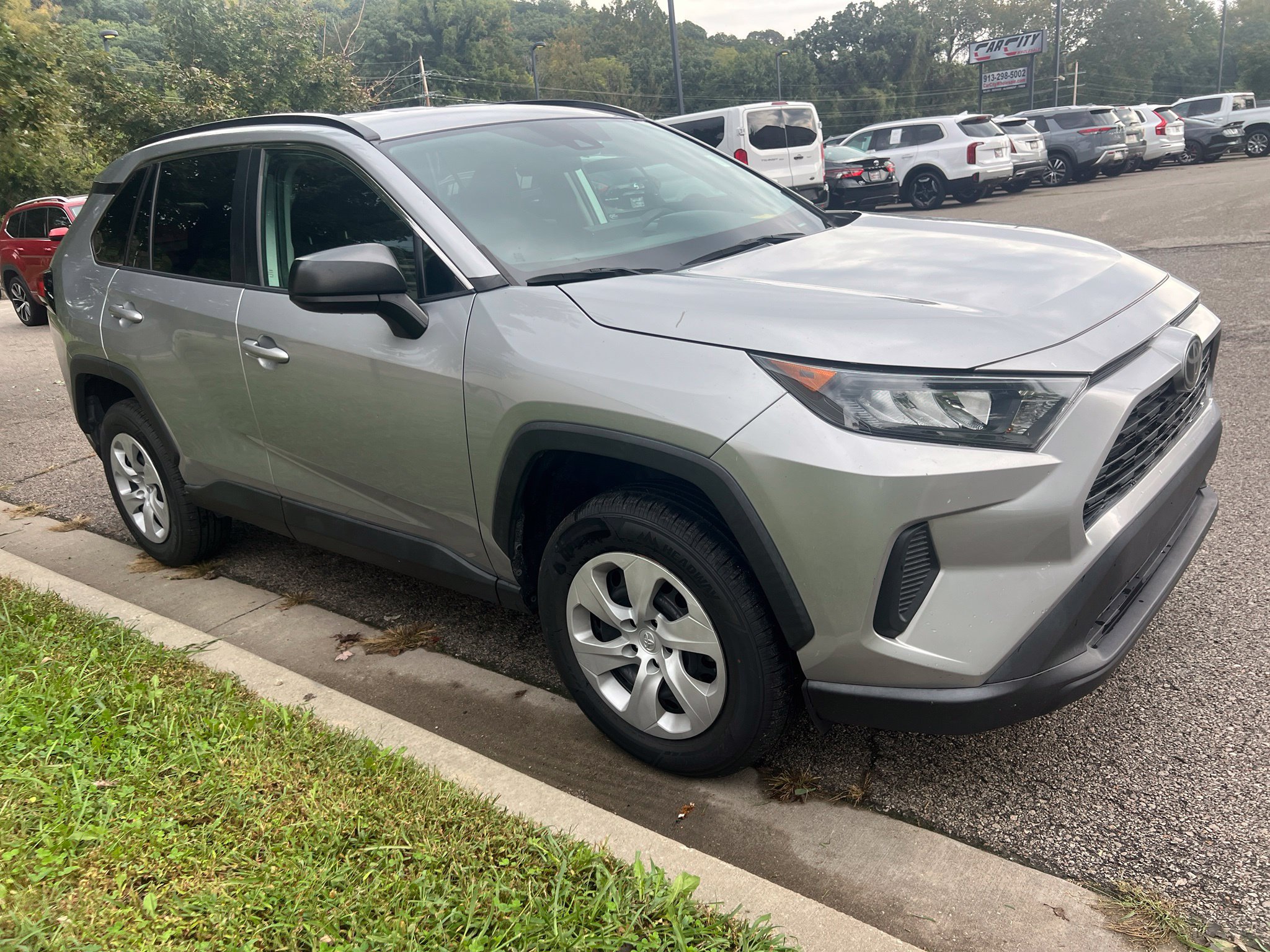 Used 2021 Toyota RAV4 LE FWD image 3