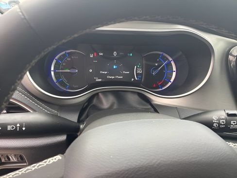 Used 2023 Chrysler Pacifica Limited w/ Uconnect Theater Family Group FWD image 13
