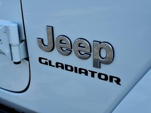 Used 2020 Jeep Gladiator Overland w/ Cold Weather Group image 26