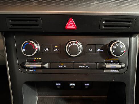 Certified 2022 Kia Carnival LX w/ Paint Protection Package image 14