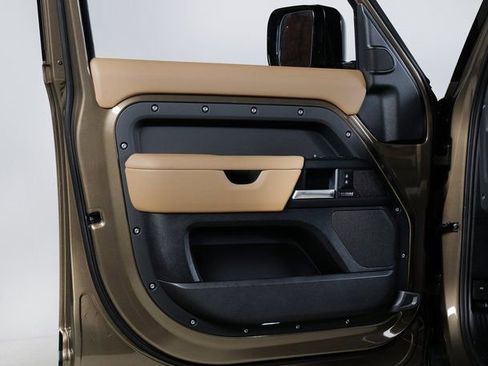 New 2026 Land Rover Defender 130 X-Dynamic SE image 25