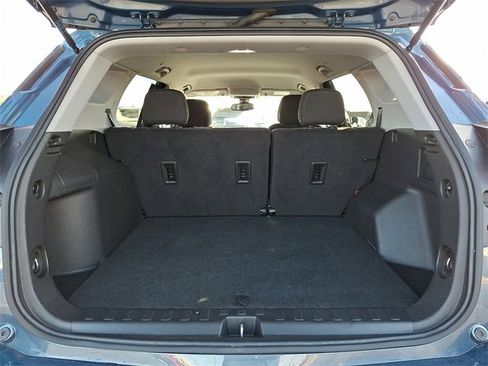 Used 2024 GMC Terrain SLE image 28