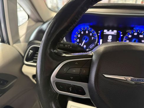 Used 2020 Chrysler Pacifica Touring-L FWD image 40