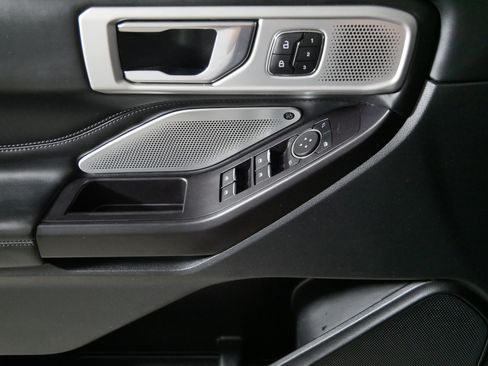 Used 2020 Ford Explorer Platinum w/ Premium Technology Package image 19