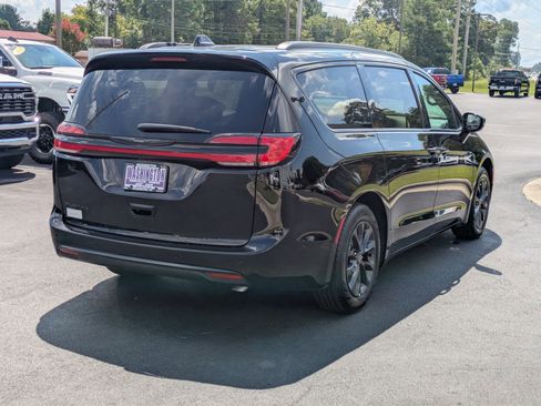 New 2025 Chrysler Pacifica Select w/ Fav Edition Package image 5