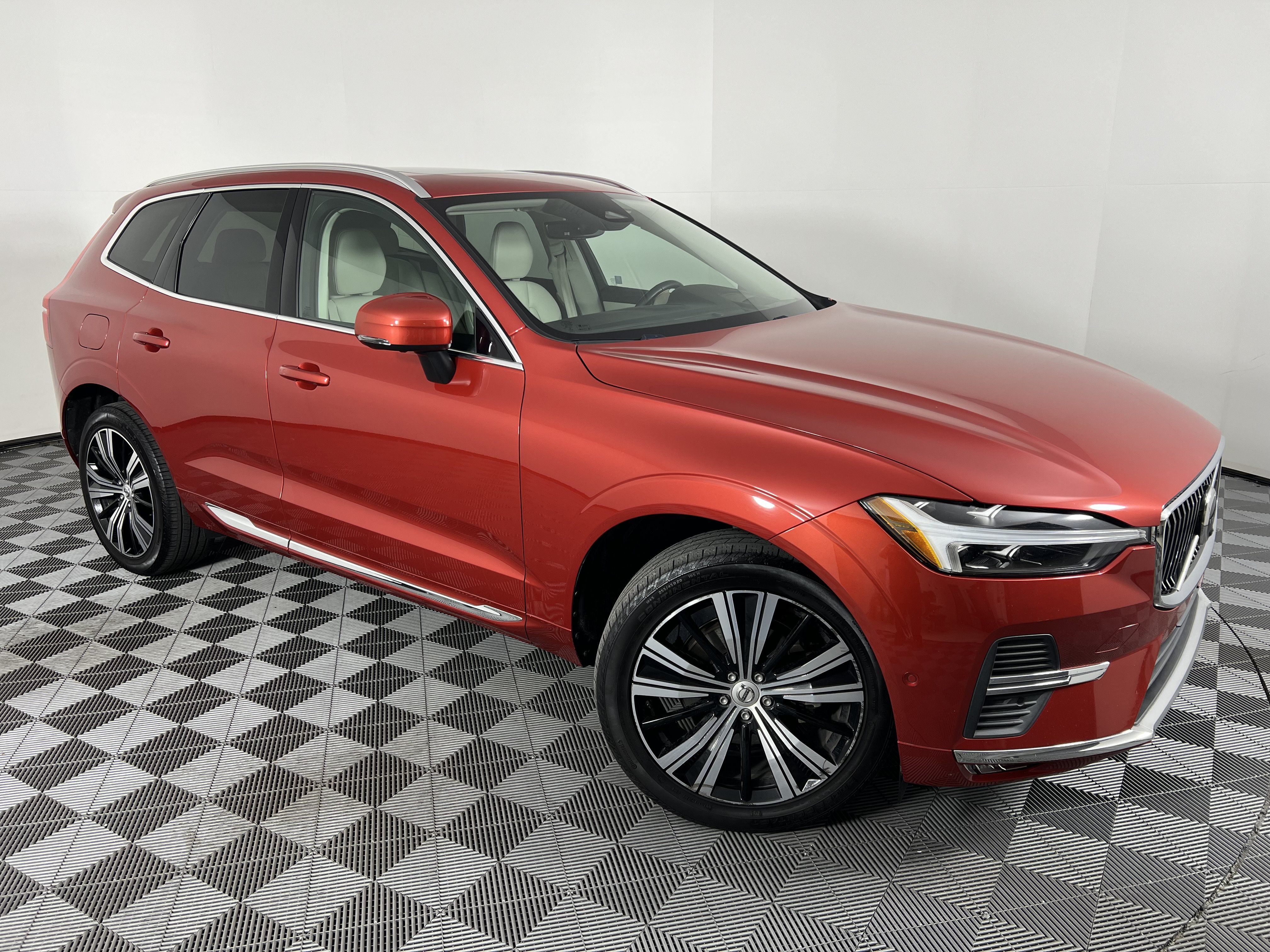 Used 2022 Volvo XC60 B5 Inscription w/ Advanced Package AWD/4WD image 2
