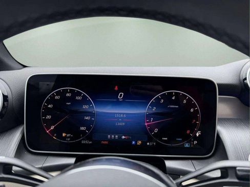 Used 2025 Mercedes-Benz GLC 300 4MATIC image 11