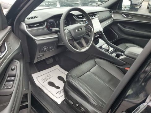 Used 2025 Jeep Grand Cherokee Limited w/ Luxury Tech Group II AWD/4WD image 12