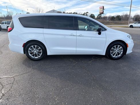 New 2026 Chrysler Pacifica Limited image 8