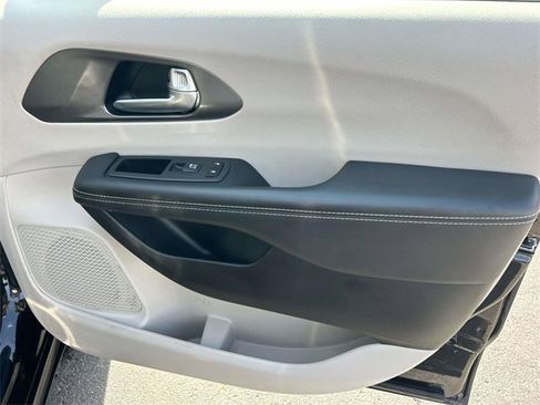 Used 2024 Chrysler Pacifica Touring-L image 21