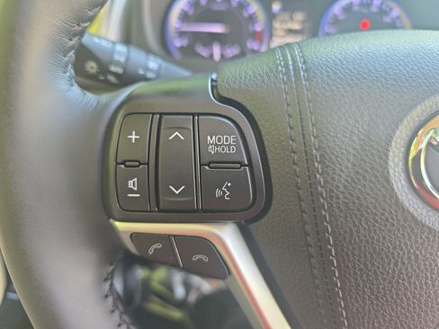 Used 2019 Toyota Highlander XLE FWD image 17