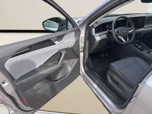 Used 2025 Volkswagen Tiguan SE w/ Panoramic Sunroof Package image 10