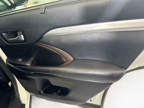 Used 2018 Toyota Highlander XLE image 32