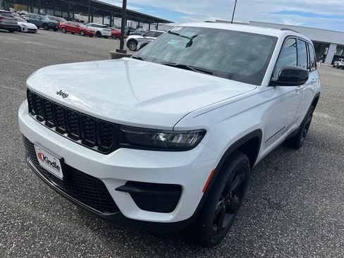 New 2025 Jeep Grand Cherokee Altitude AWD/4WD image 5